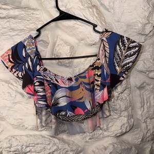 Unsubscribed Ruffle Scoop Bikini Top in Tropical Leaf Print